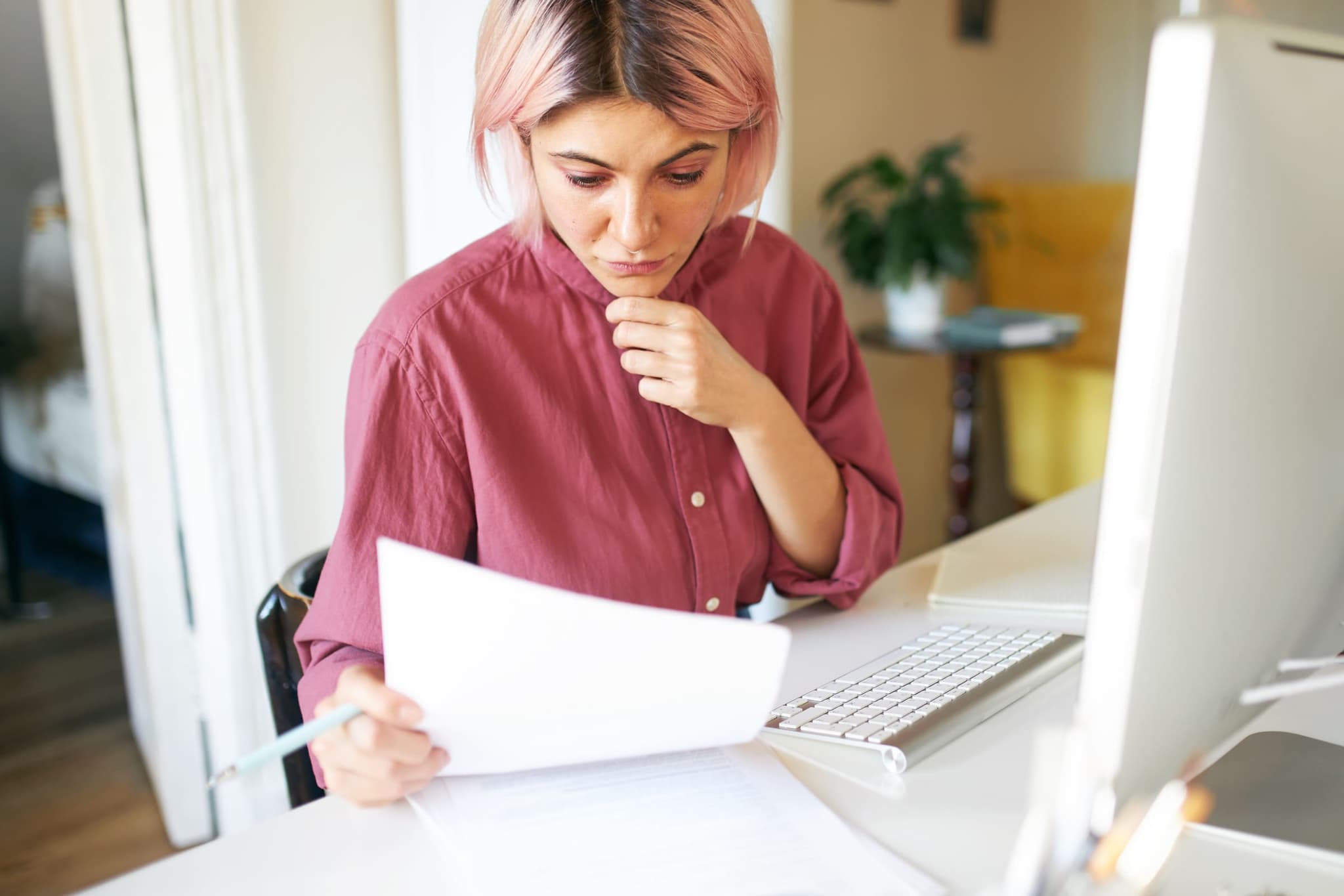 Persona che esamina con attenzione una pratica